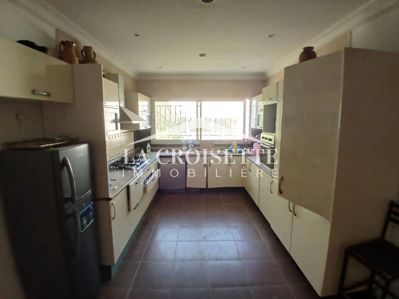 Villa S+5 avec piscine et quatre appartements S+3 à Bhar Lazrek